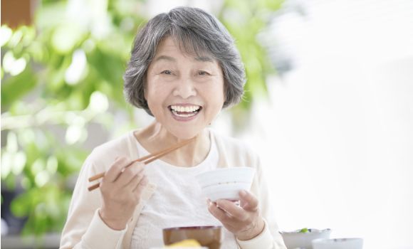 おばあちゃんがご飯を食べている画像